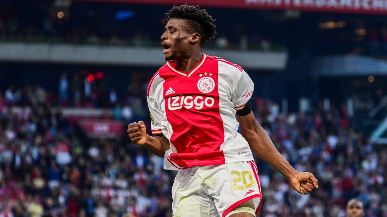 Ajax zet foutloze start in Eredivisie door met ruime zege op Heerenveen