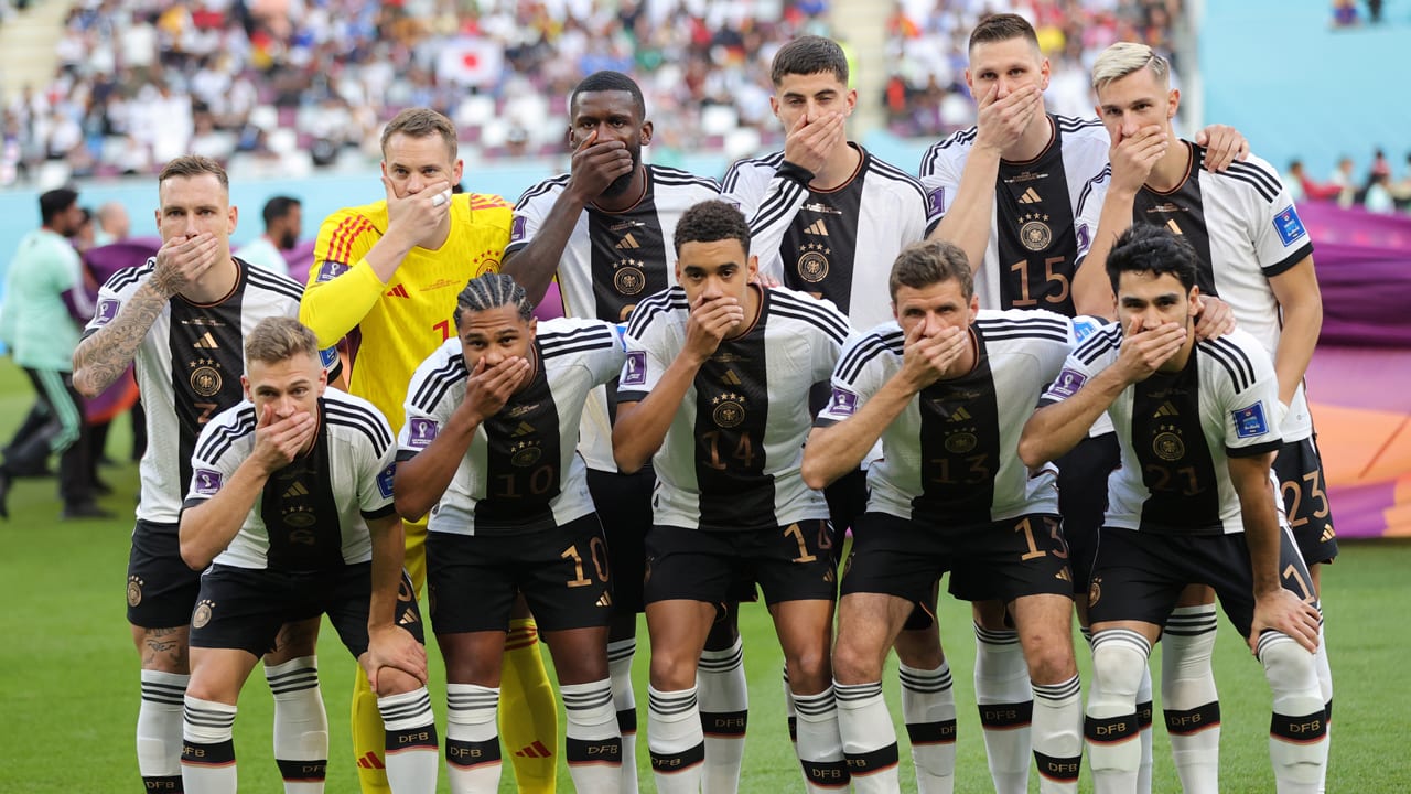Duitse spelers maken statement op teamfoto voor duel met Japan