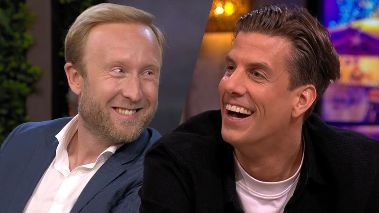 Raymond Mens en Rob Kemps donderdagavond aan de bar bij Vandaag Inside Oranje