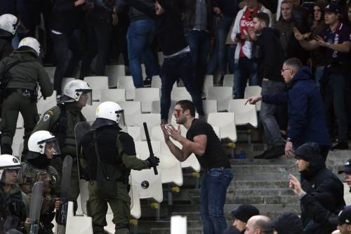 Fanclub Ajax laakt optreden Griekse politie