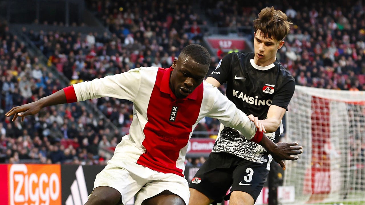 Koploper Ajax speelt in verhit duel gelijk tegen AZ