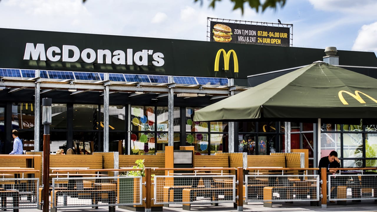 Roken binnenkort niet meer toegestaan op terrassen van McDonald’s