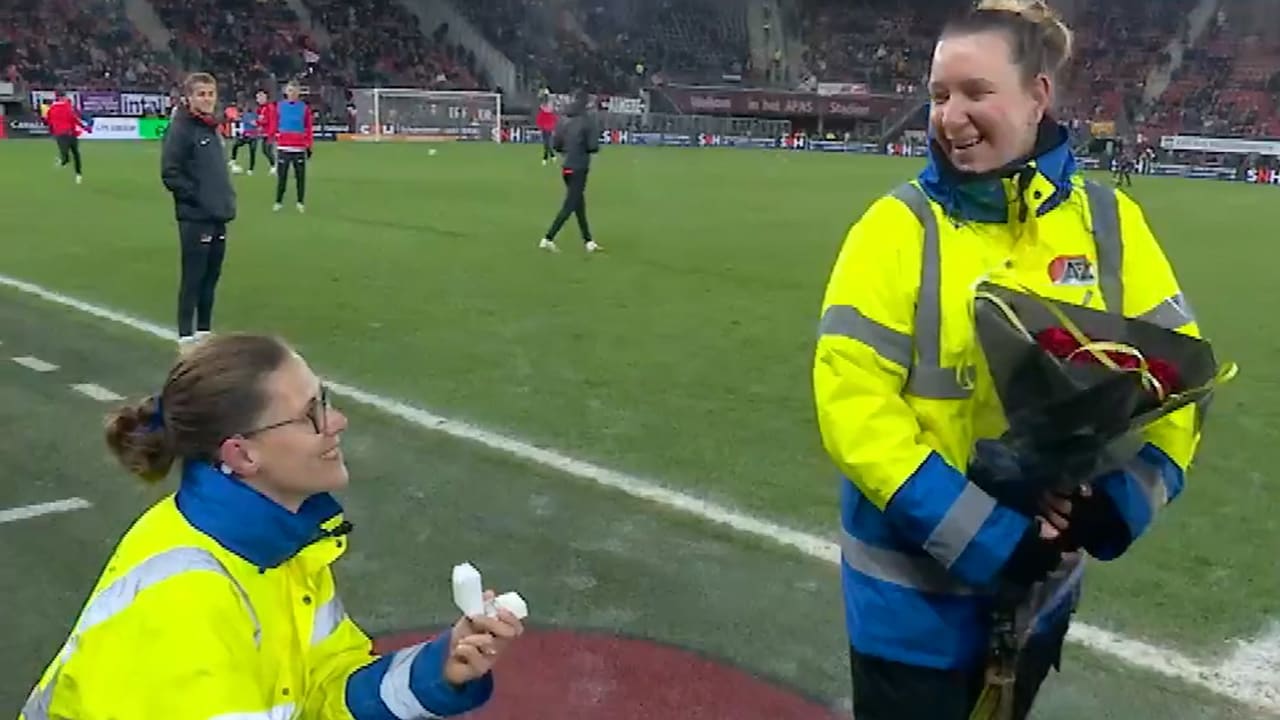 Bijzonder moment in de rust van AZ - Almere City: 'Wil je met mij trouwen?' 