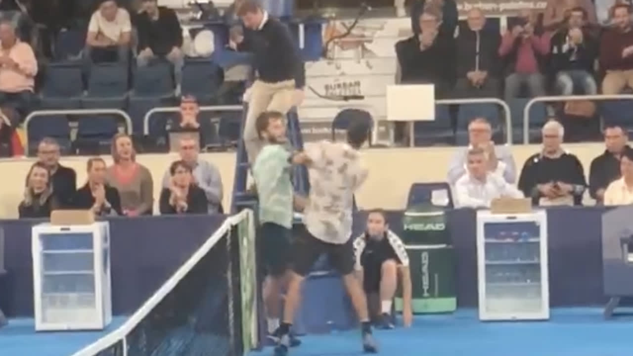 Video: Tennissers gaan met elkaar op de vuist na verhit duel