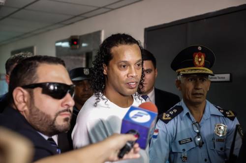 Voetballegende Ronaldinho vast in Paraguay om vals paspoort
