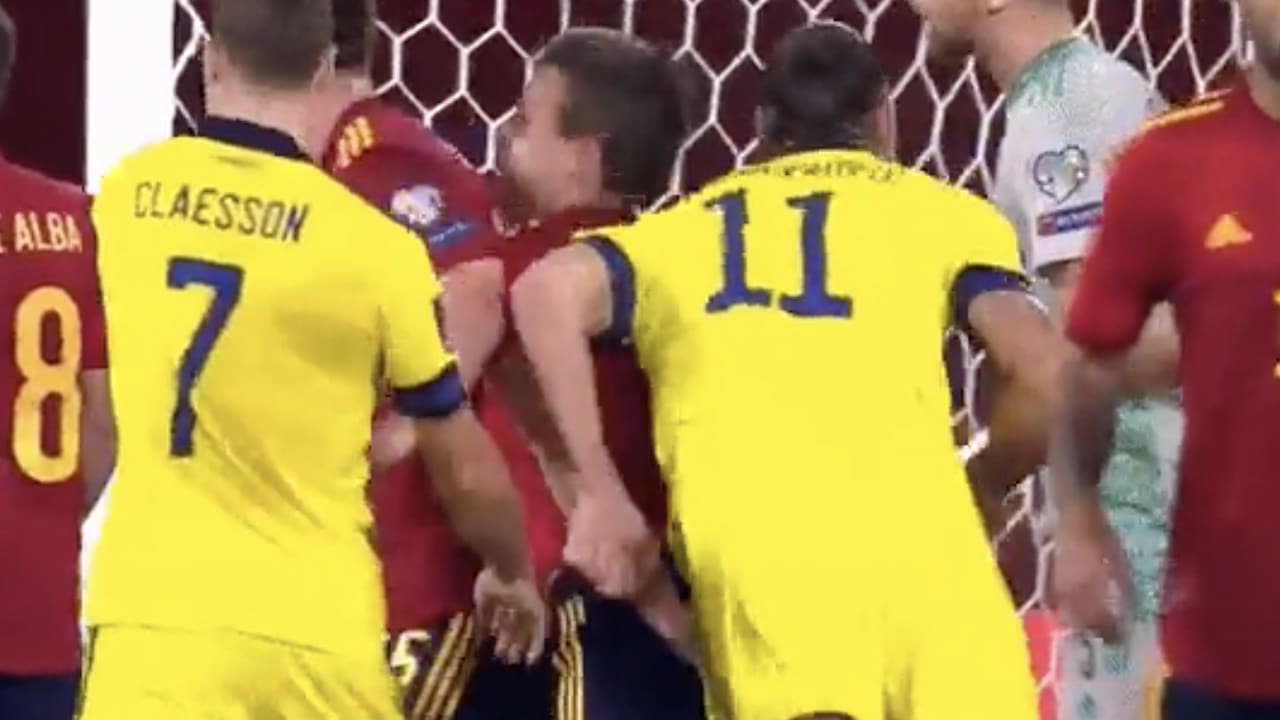 VIDEO: Zlatan Ibrahimovic deelt keiharde beuk uit en krijgt slechts geel