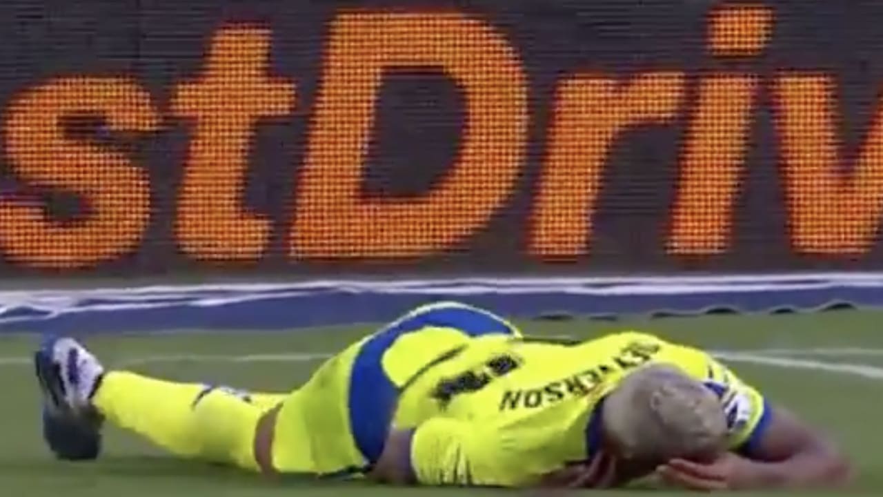 Ajax-plaaggeest Deyverson misdraagt zich weer met schwalbe