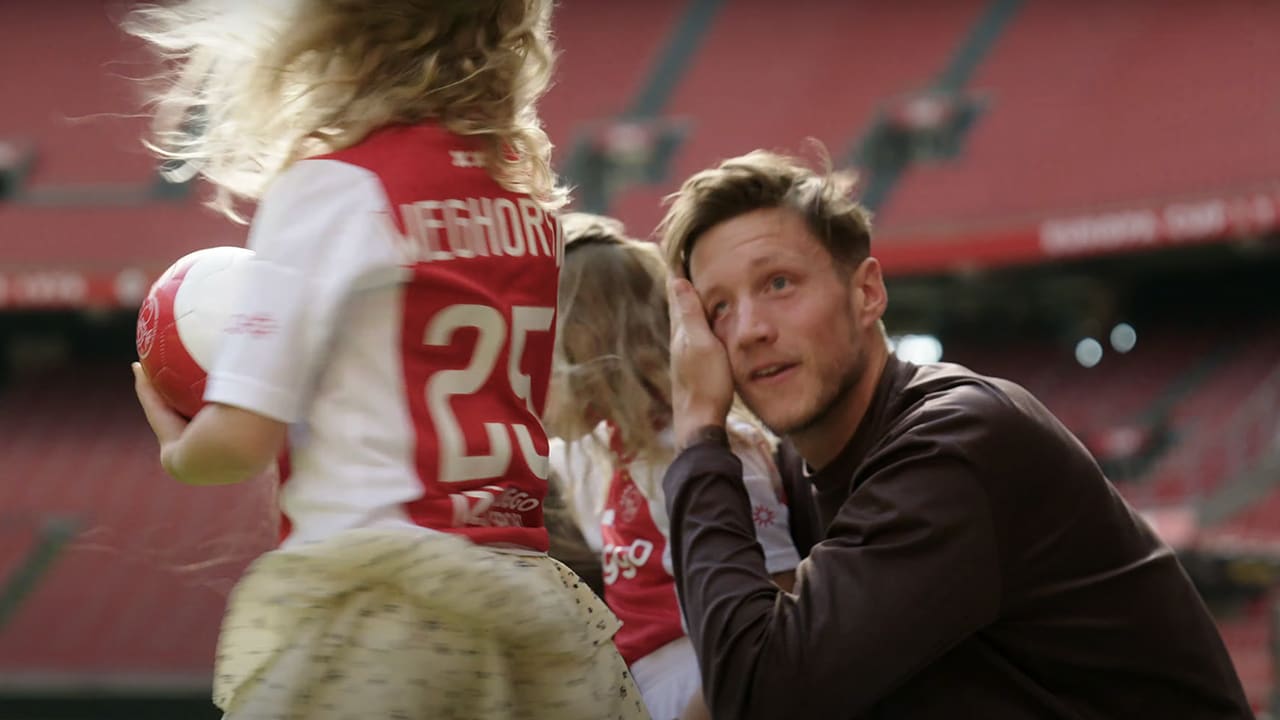 Video: Weghorst pikt traantje weg in Johan Cruijff Arena: 'Dat is dan de emotie die loskomt'