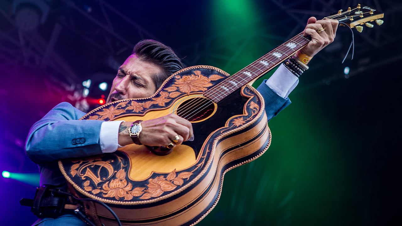 Danny Vera treedt op tijdens Zwarte Cross