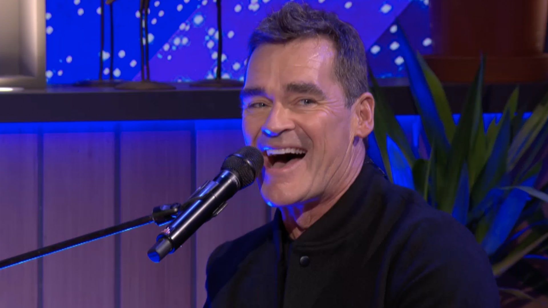 Jeroen van der Boom en Crazy Piano's spelen verzoeknummers tijdens commercial break De Oranjezondag