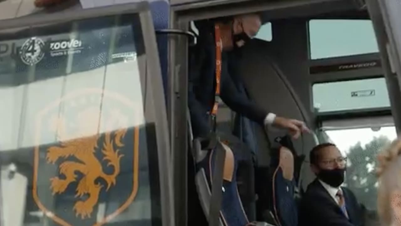 Van Gaal bepaalt alles: buschauffeur van Oranje krijgt aanwijzingen