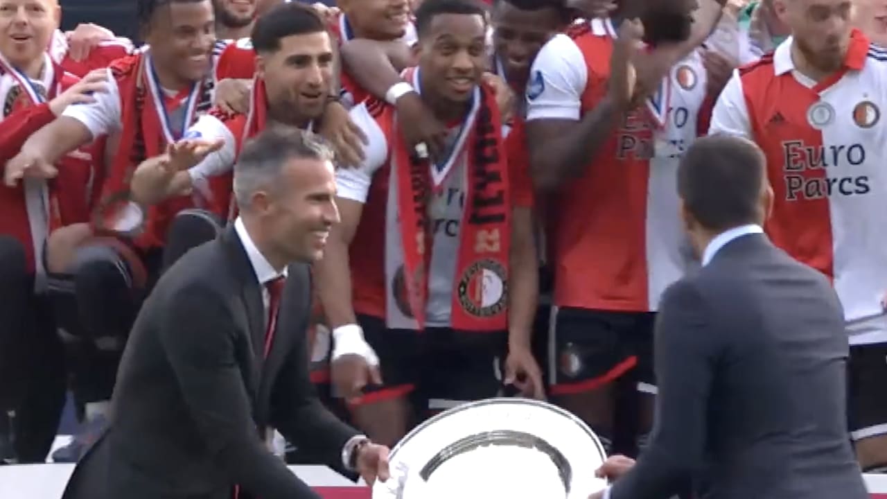 Video: Van Persie en Van Bronckhorst reiken kampioensschaal uit aan Feyenoord