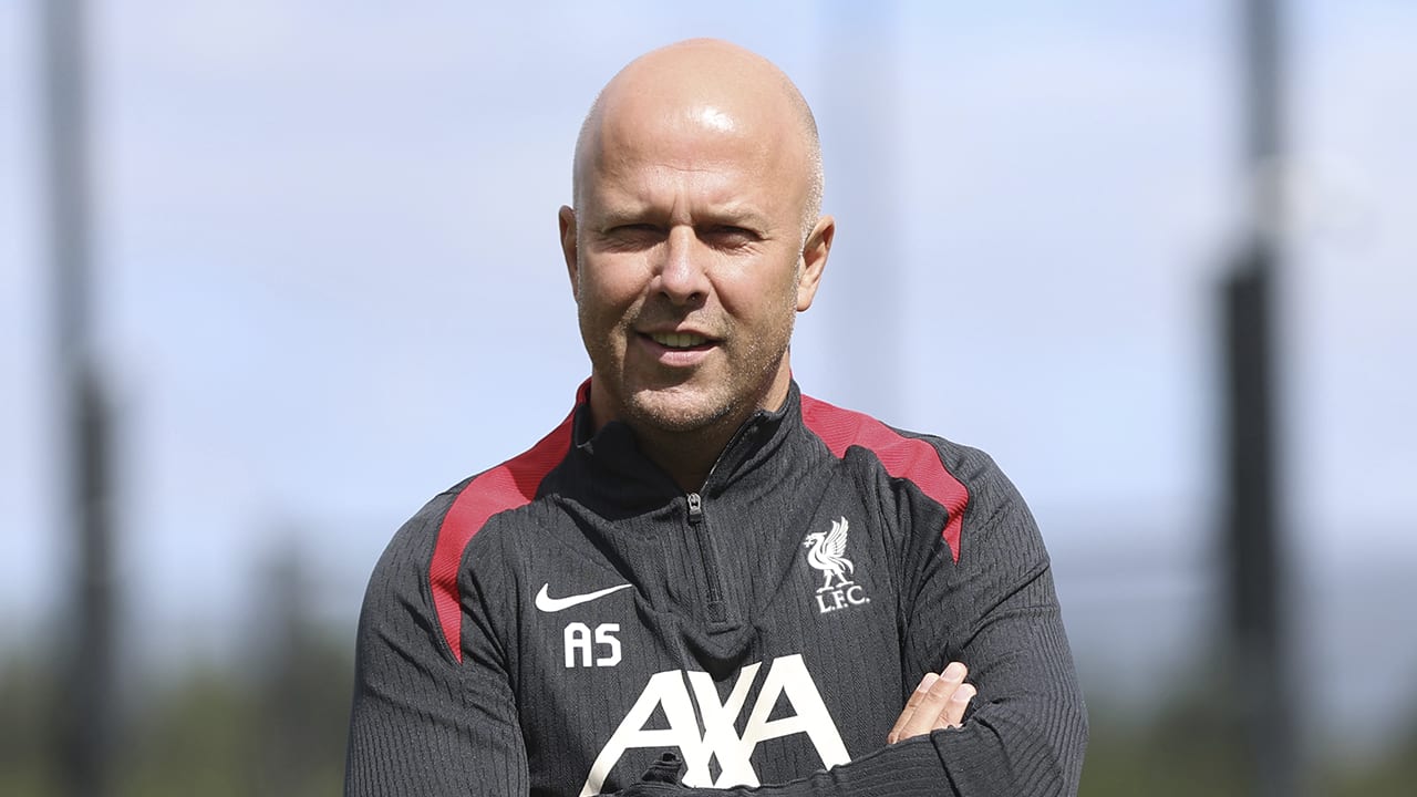 Arne Slot boekt eerste overwinning als trainer van Liverpool