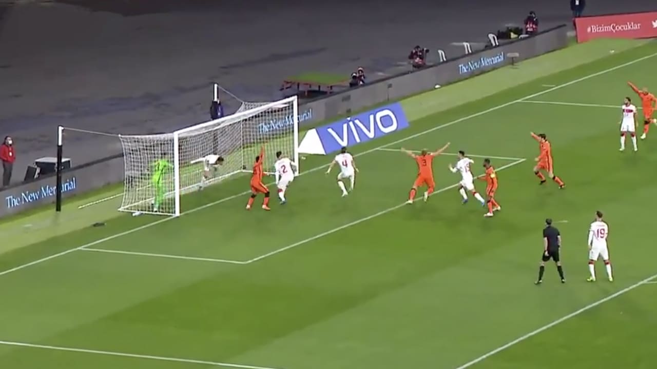 VIDEO: Geen doelpunt toegekend na kopbal Matthijs de Ligt