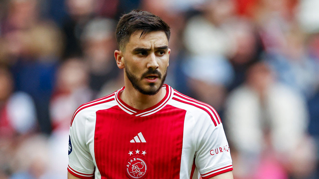 Farioli wil dat Sutalo bij Ajax blijft: ‘Ik ben heel positief over zijn ontwikkeling’