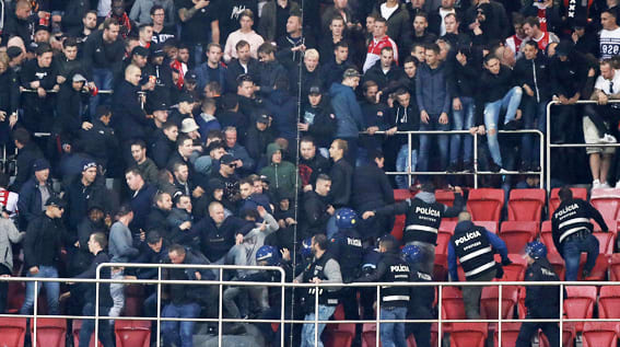 Ajax-fans op de vuist met politie in stadion