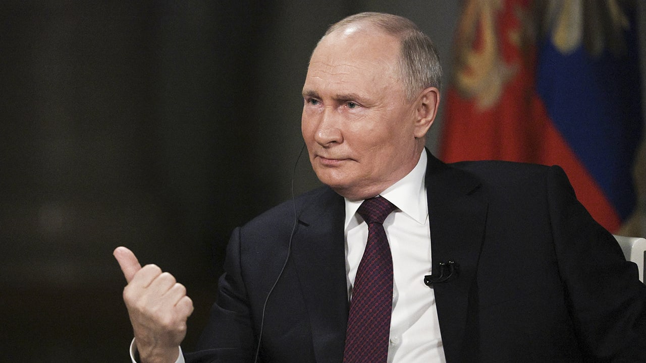 Poetin: 'Als Westen stopt met leveren van wapens, is het in een paar weken vrede'