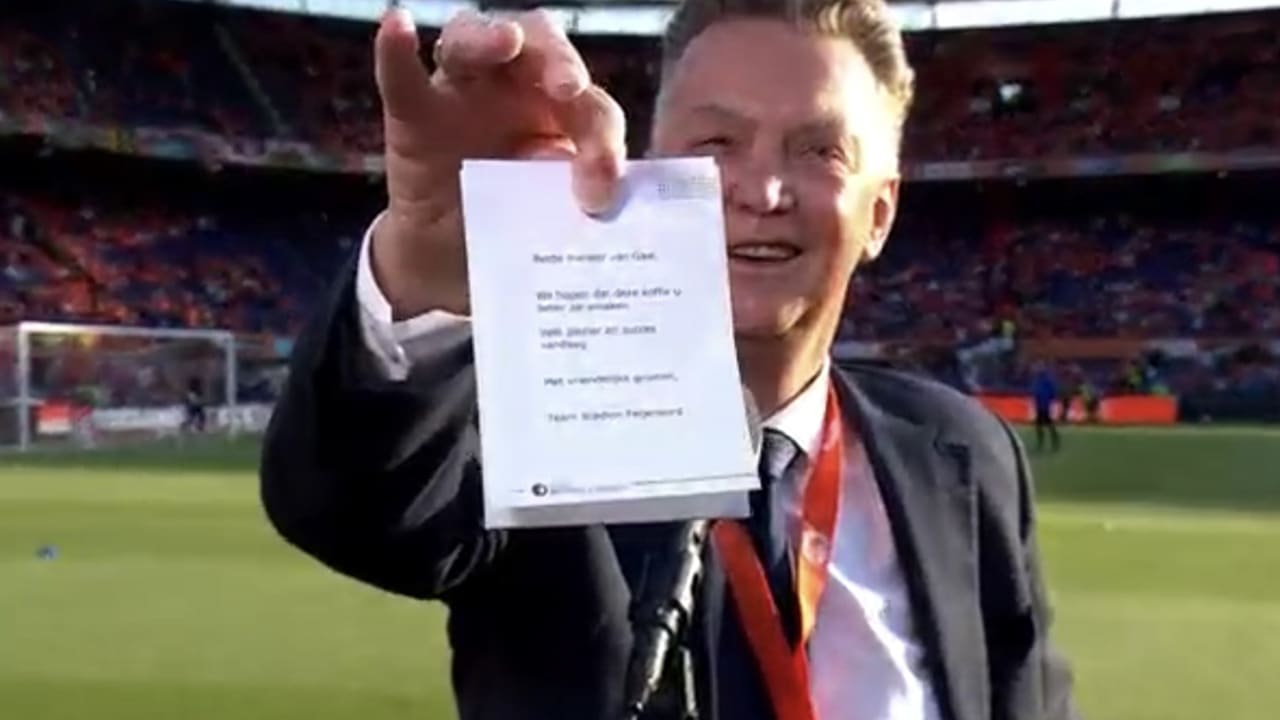 Van Gaal krijgt een speciaal briefje van Stadion Feijenoord na kritiek op De Kuip