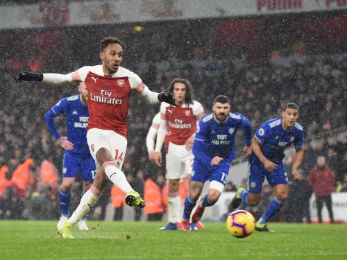 Arsenal wint op avond in teken van Sala