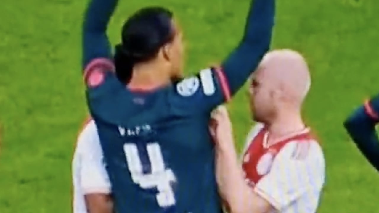 Video: Davy Klaassen kietelt Virgil van Dijk onder zijn oksel