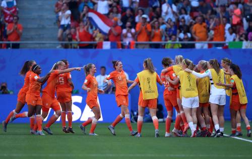 Voetbalsters spelen in leeg stadion tegen Frankrijk