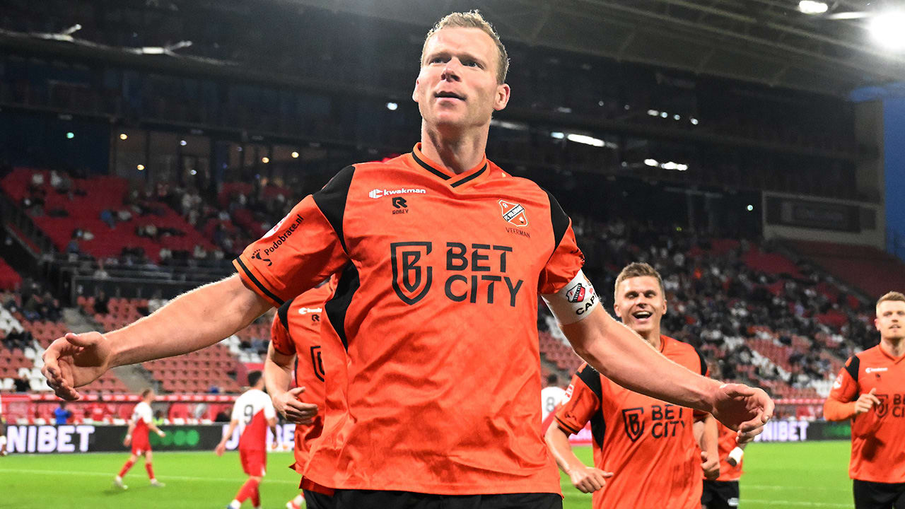 Henk Veerman helpt FC Volendam met hattrick aan kampioenschap in Keuken Kampioen Divisie
