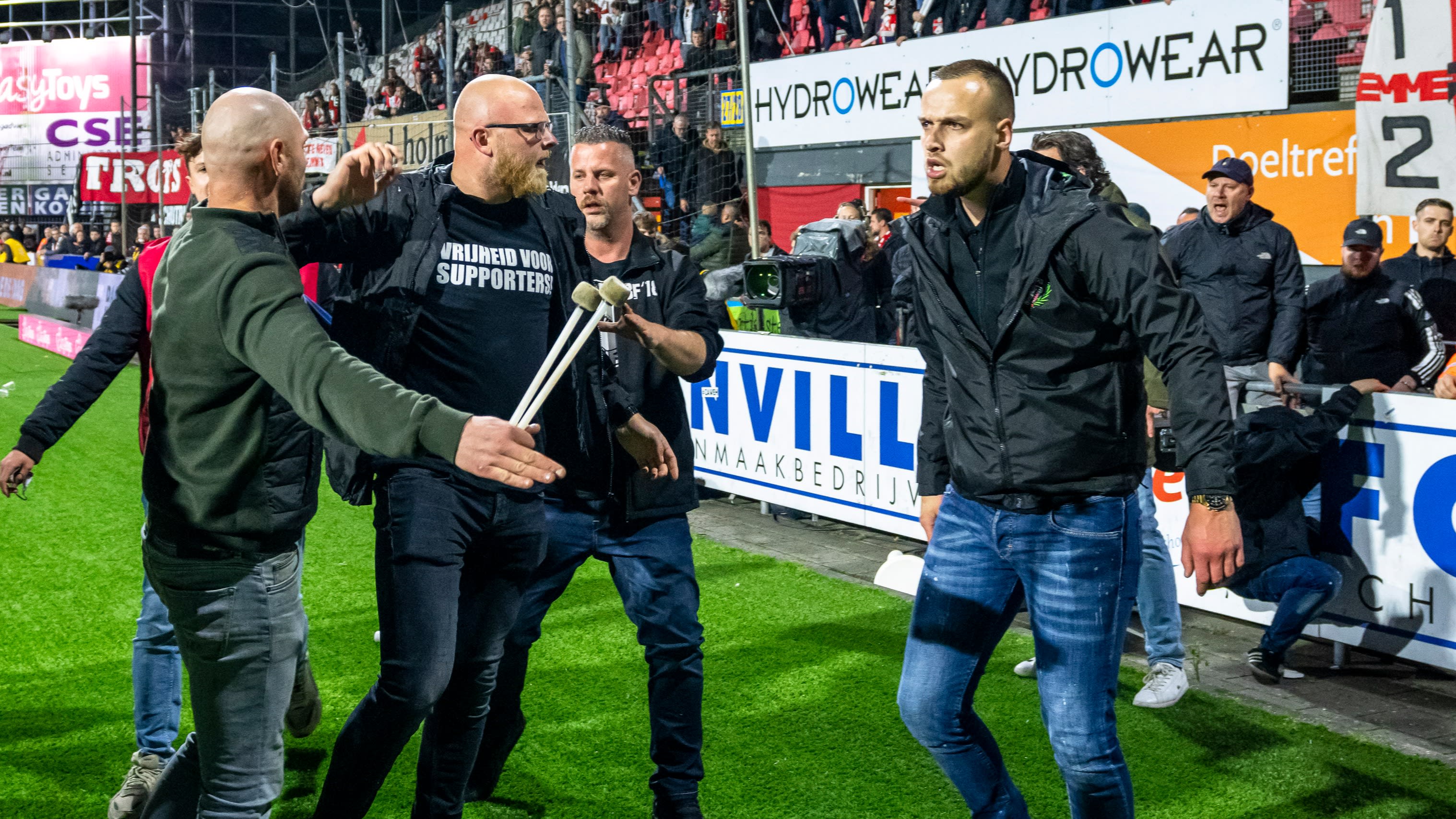 Supporters FC Emmen en NAC-spelers zoeken na afloop confrontatie met elkaar