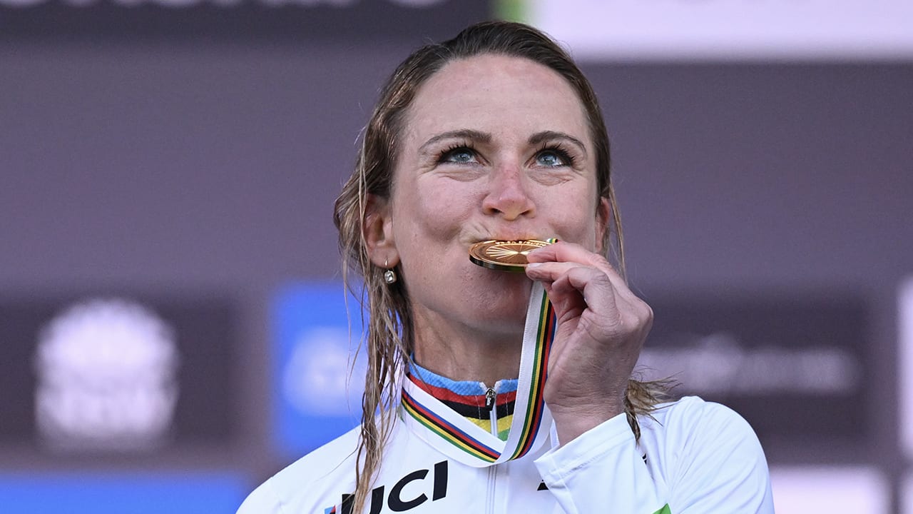 Van Vleuten grijpt WK-titel met gebroken elleboog: 'Wonderen kunnen toch gebeuren'