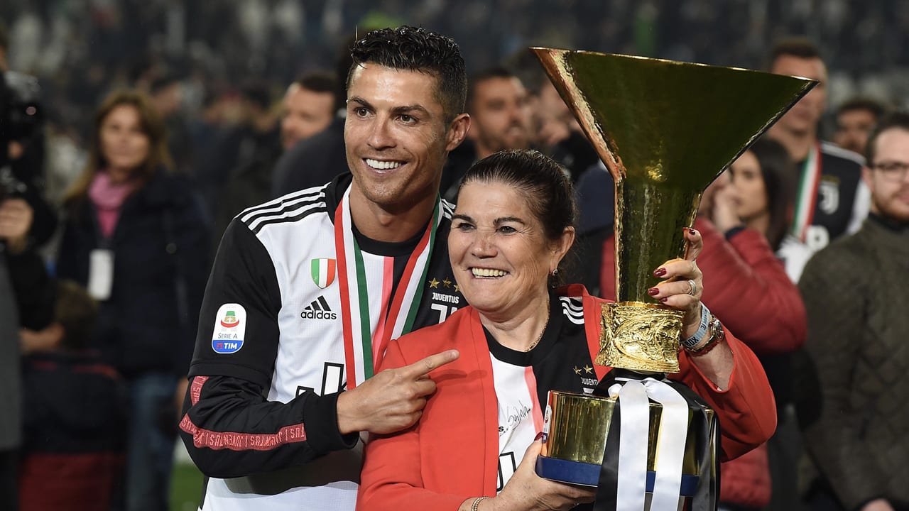 Cristiano Ronaldo legt moeder stadionverbod op