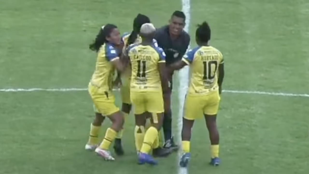 VIDEO: Ecuadoriaanse voetbalster schopt scheidsrechter in edele delen