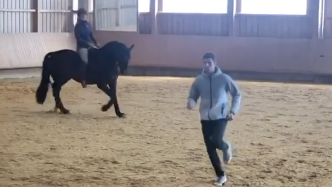 Thomas Müller blijft samen met z'n vrouw fit in galop