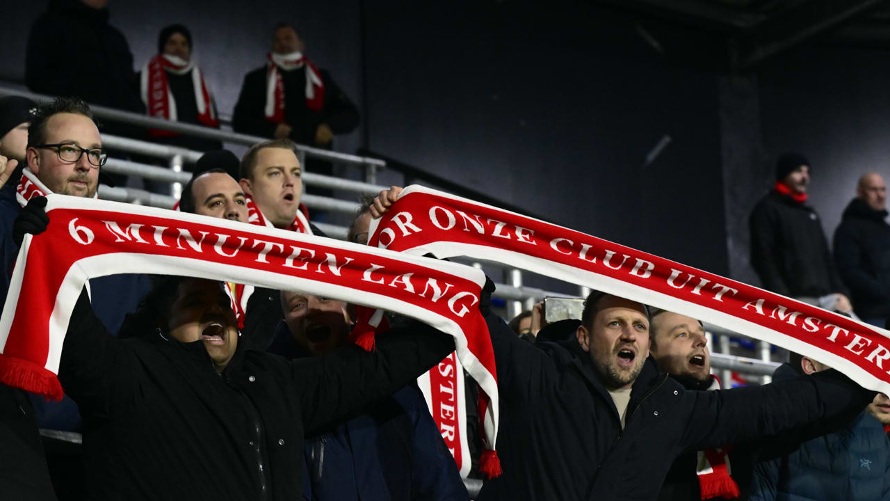 Ajax geeft sjaal, reiskostencompensatie en consumptie aan fans die afreisden naar Waalwijk