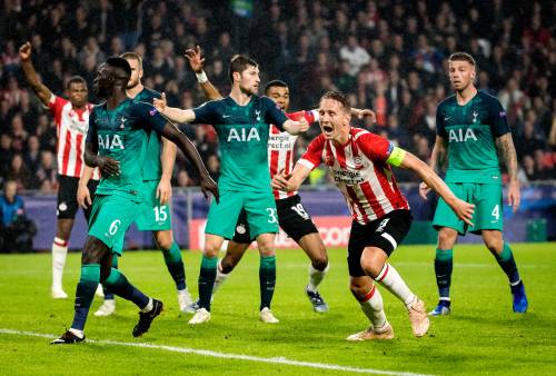 De Jong redt in slotfase punt voor PSV