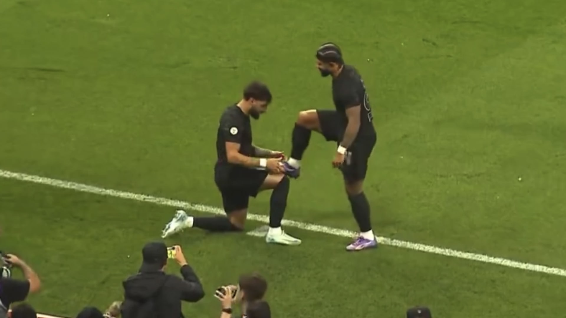 Video: Corinthians-aanvaller bedankt Memphis voor assist door zijn schoen te poetsen