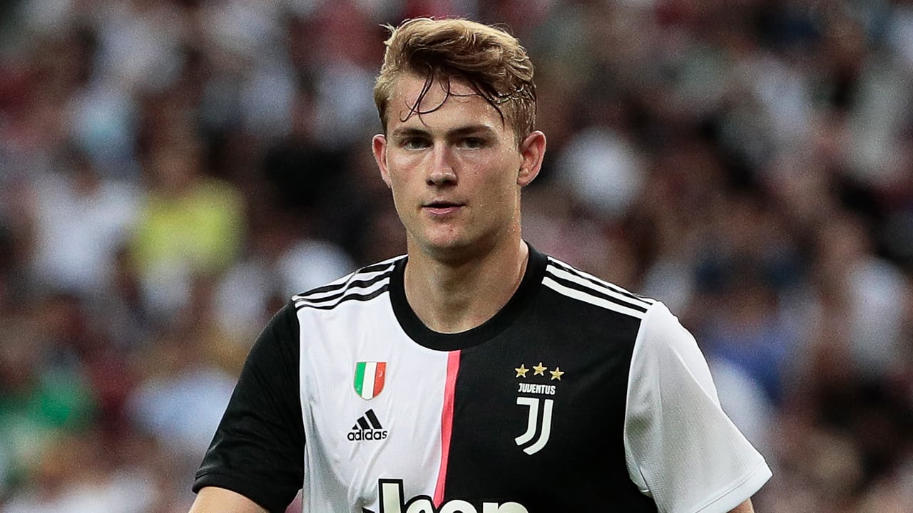 De Ligt ontkent geruchten over vertrek: 'Ik ben heel gelukkig hier'