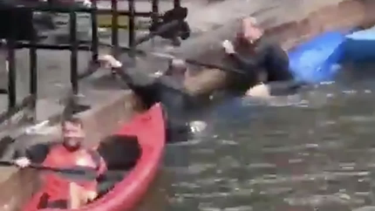 John van den Brom valt in het water tijdens teamuitje FC Utrecht