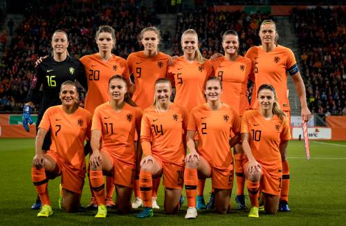 Voetbalsters oefenen tegen Spanje en Polen