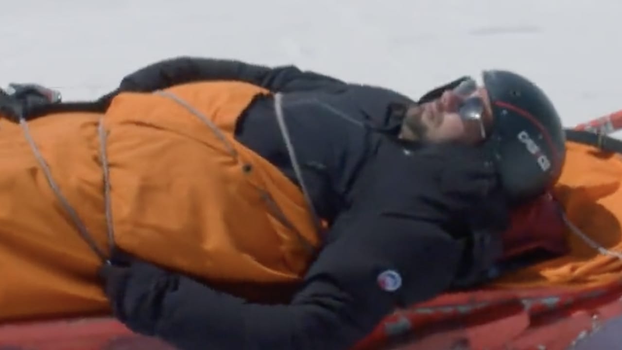 Video: Wesley Sneijder blijkt toch niet zo'n expert op ski's en wordt afgevoerd