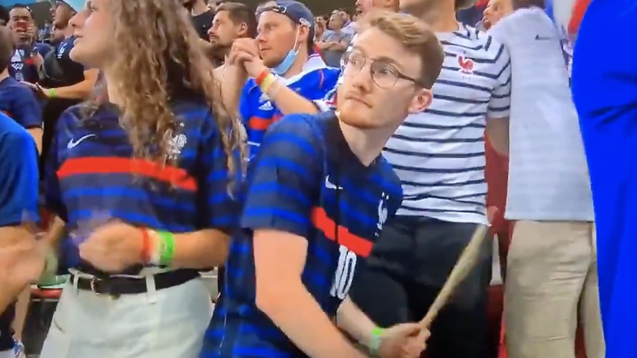 Franse fan gaat viral na direct stoppen met trommelen na goal Zwitserland