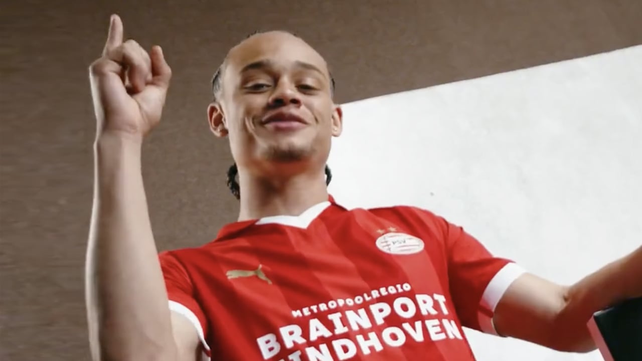 PSV presenteert volledig rood thuisshirt voor het nieuwe seizoen 