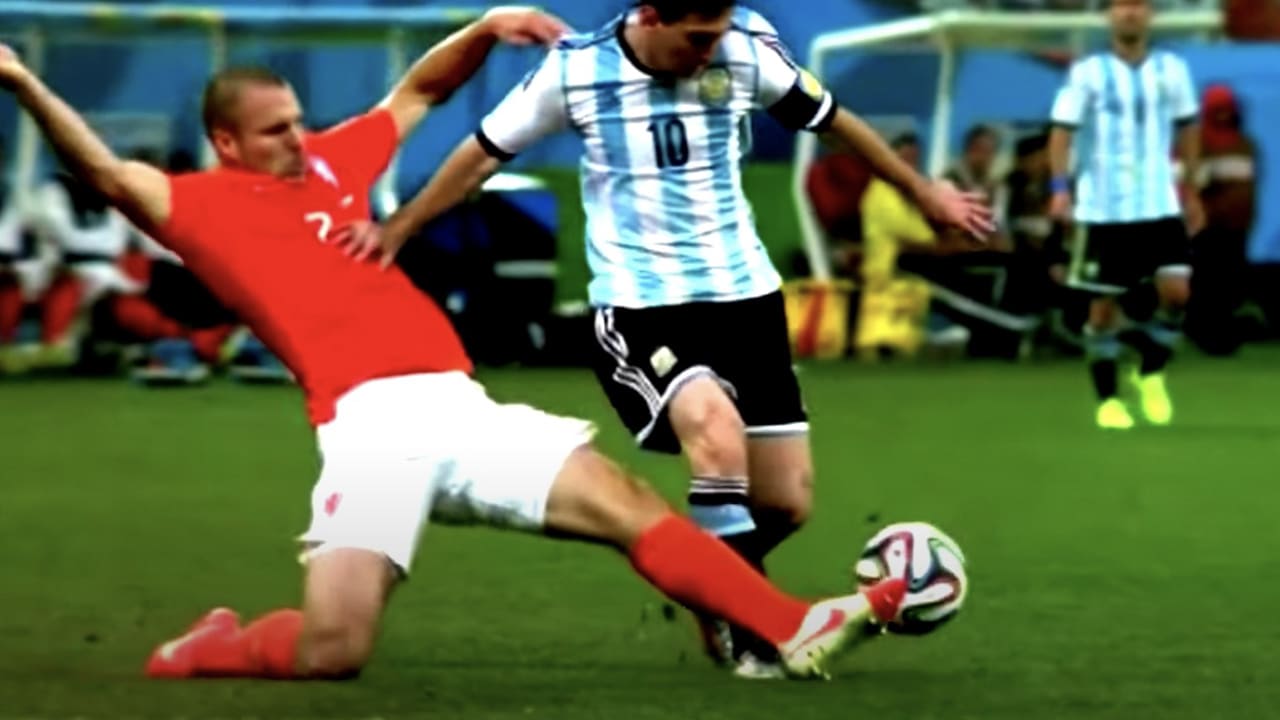 THROWBACK: Ron 'Beton' heeft Messi in zijn zak tijdens WK 2014
