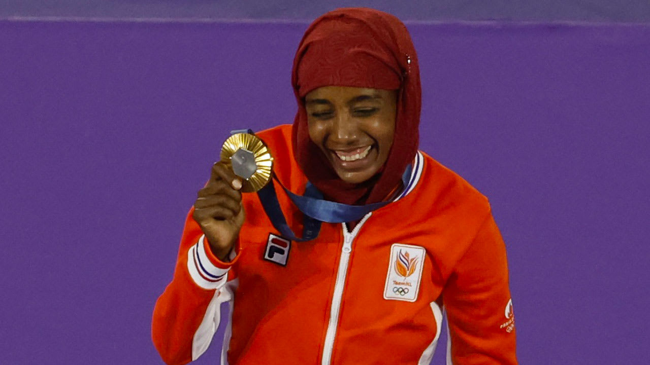 Hassan krijgt gouden medaille omgehangen in vol Stade de France