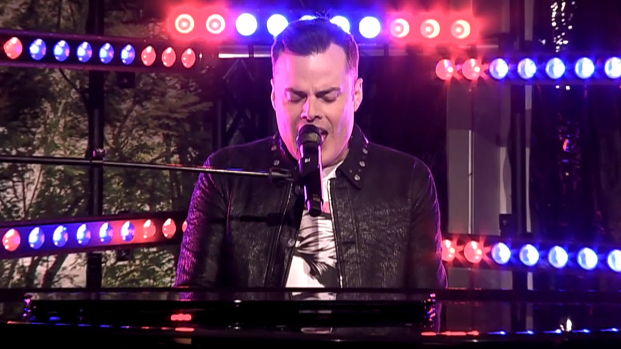 Marc Martel (zangstem in film Bohemian Rhapsody) zingt tijdens de commercialbreak een prachtige versie van ‘Somebody To Love’