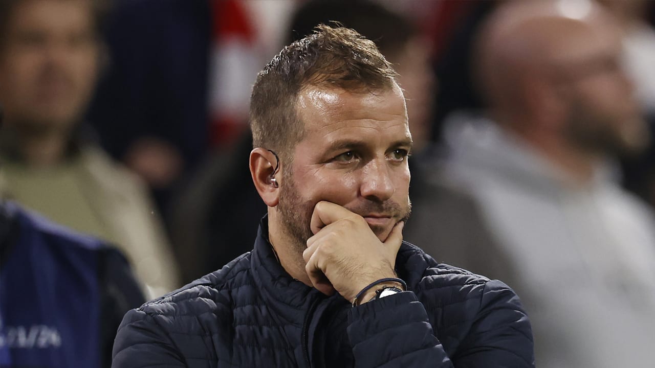 ‘Van der Vaart bedankt voorlopig voor functie bij Ajax’