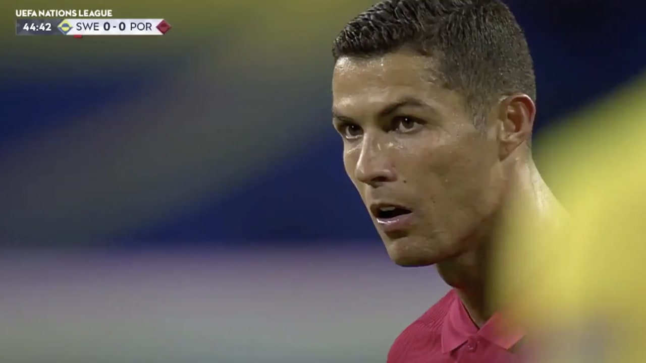 Ronaldo schiet vrije trap fenomenaal binnen en maakt 100e doelpunt voor Portugal