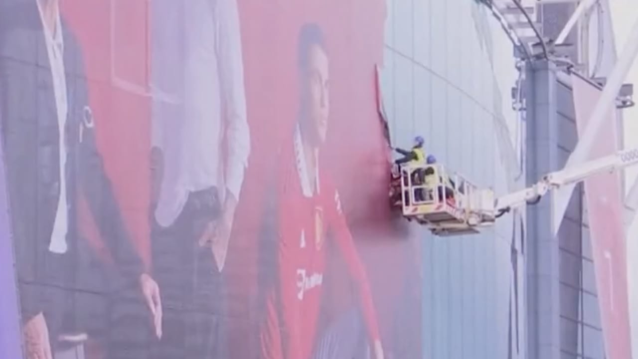 Video: Manchester United verwijdert grote foto van Ronaldo van Old Trafford