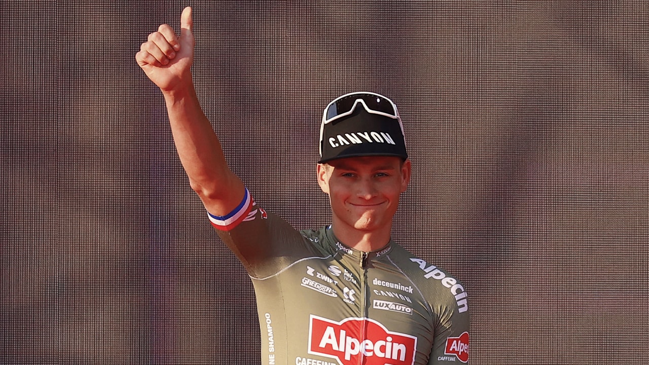 Mathieu van der Poel wint eerste etappe Giro d'Italia en pakt roze leiderstrui 