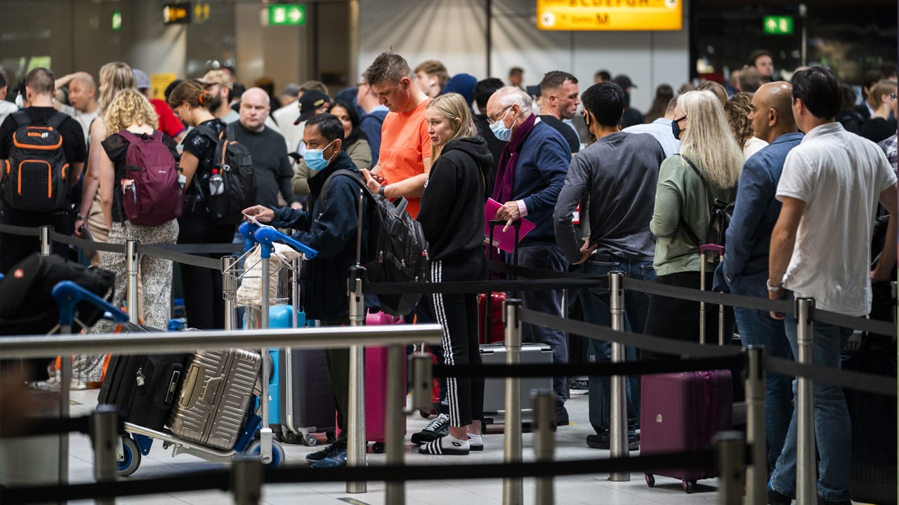 KLM stopt tijdelijk verkoop tickets voor vluchten vanaf Schiphol