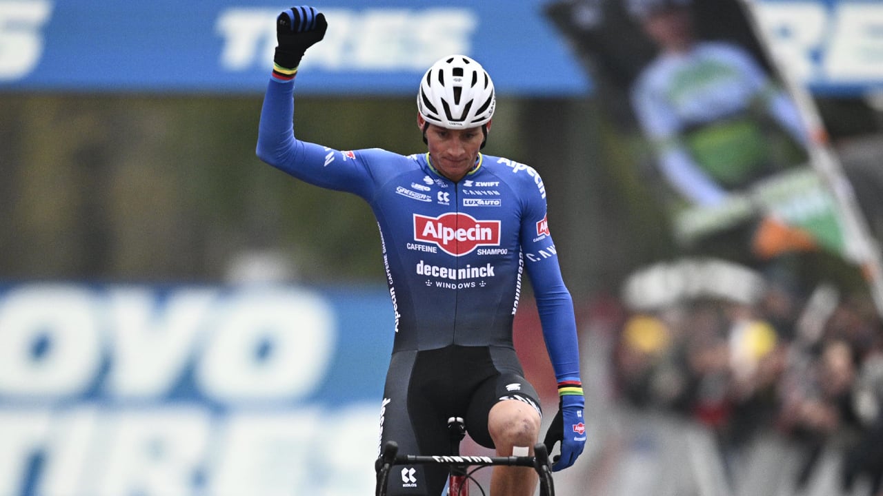 Van der Poel is oppermachtig en verslaat Van Aert in eerste veldrij-clash