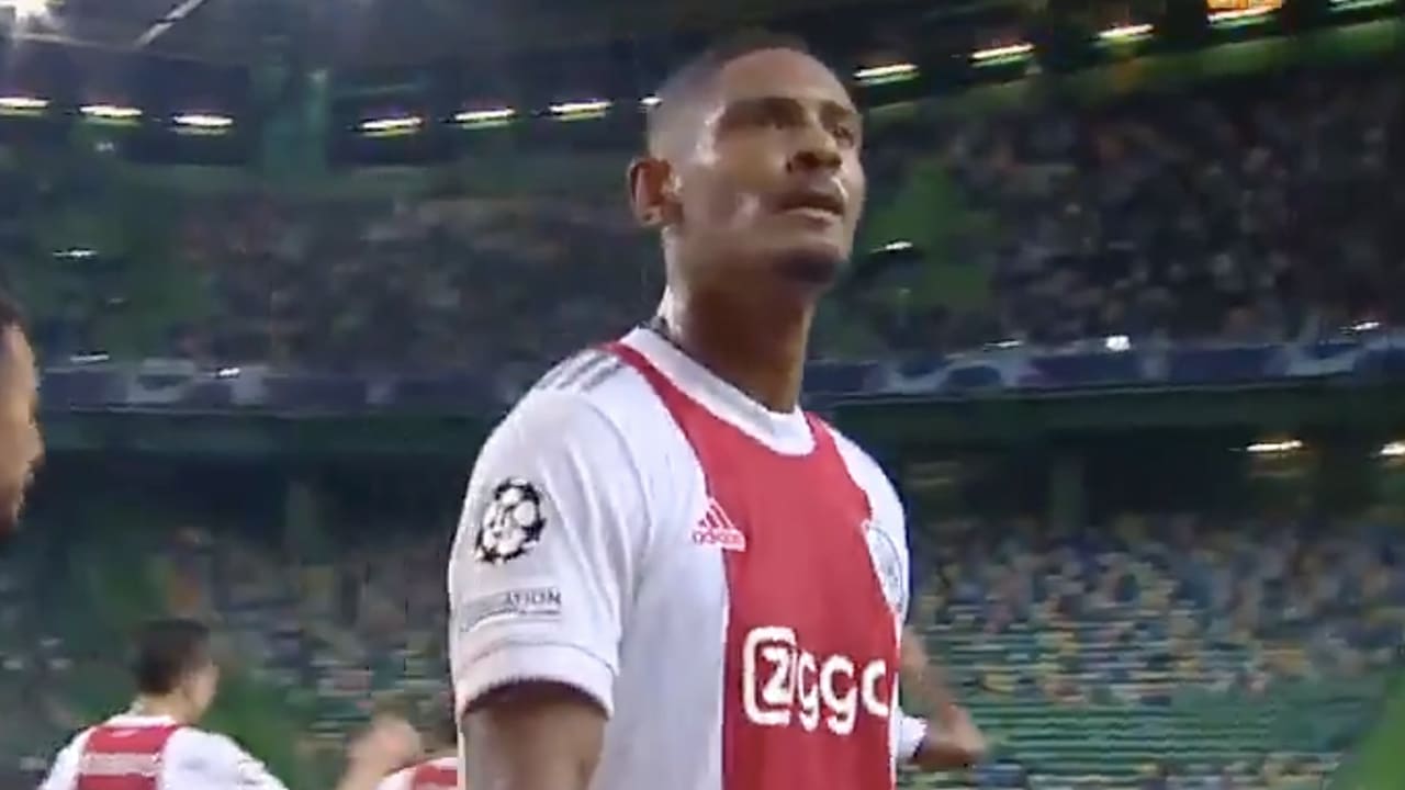 VIDEOGOAL: Haller scoort 4e doelpunt in eerste Champions League-wedstrijd ooit